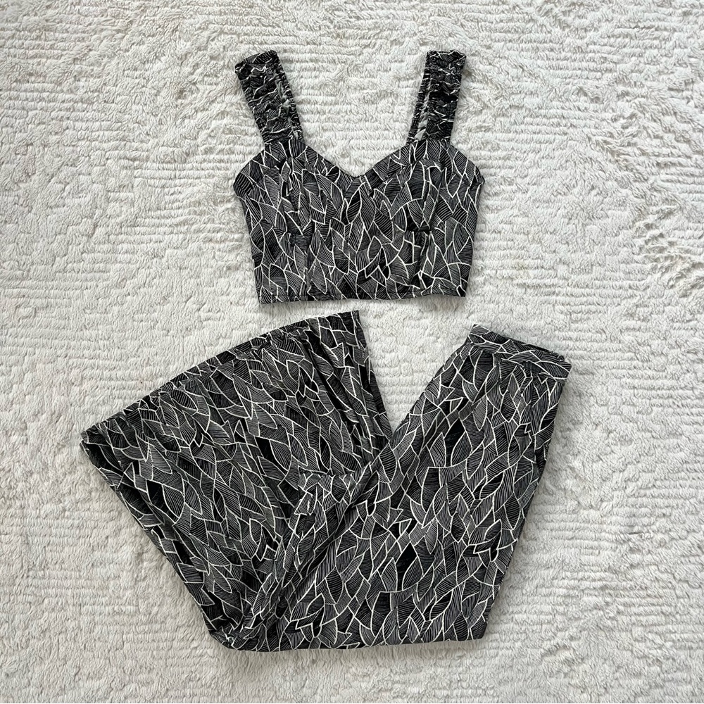 Japna black and white leaf print two piece set crop top wide leg pants size XS